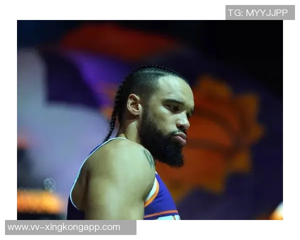 布克单骑难救主全场最高32分难阻对手逆袭第三节独得19分表现耀眼 布克单骑难救主全场最高32分难阻对手逆袭第三节独得19分表现耀眼